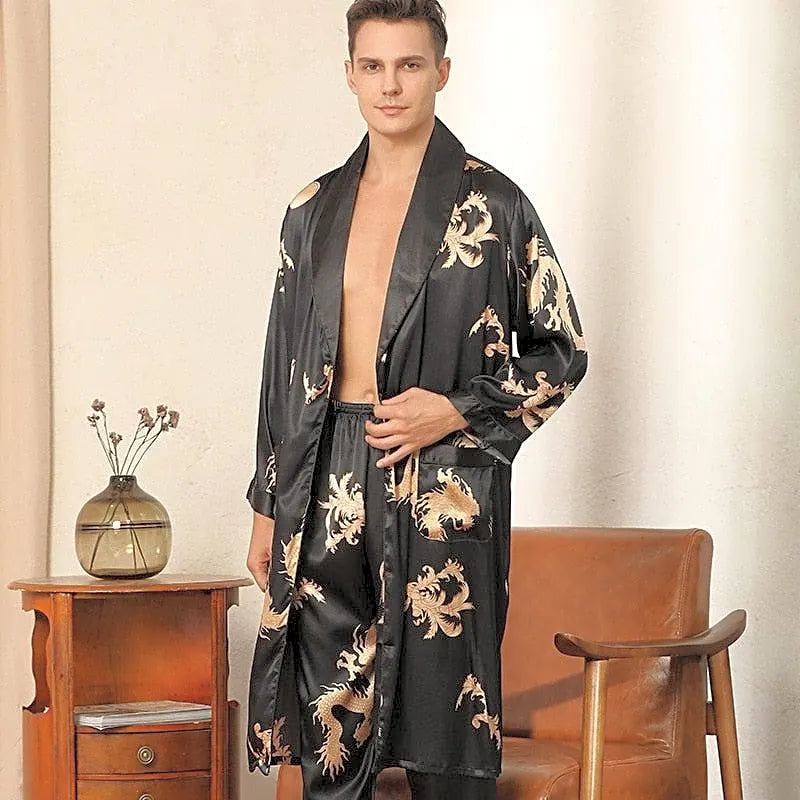 Elegancki męski zestaw piżamowy kimono z czarnej satyny ze złotymi smokami, prezentacja na stojącym modelu.