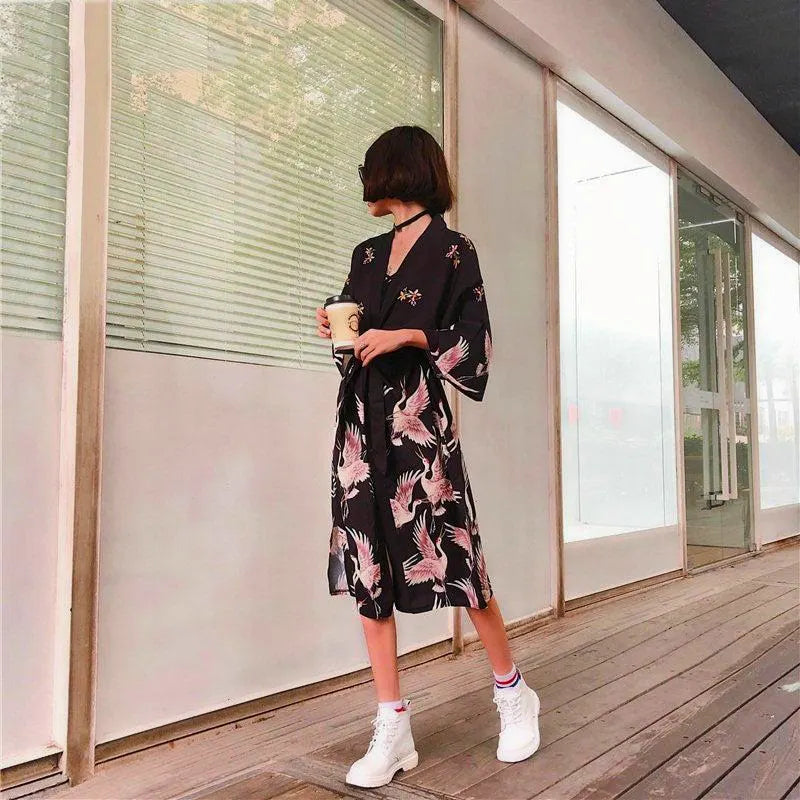 Eleganckie czarne kimono damskie w japońskim stylu z różowymi żurawiami, wiązane w talii