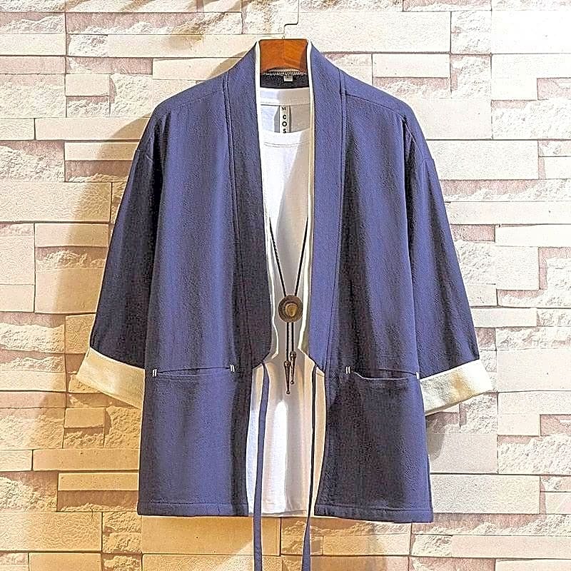 Granatowa męska kurtka kimono w stylu samurajskim z jasnymi mankietami i kieszeniami, widok z przodu.