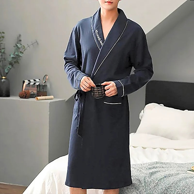 Granatowy bawełniany szlafrok męski w stylu kimono z białą lamówką i haftem, idealny do relaksu w domu.