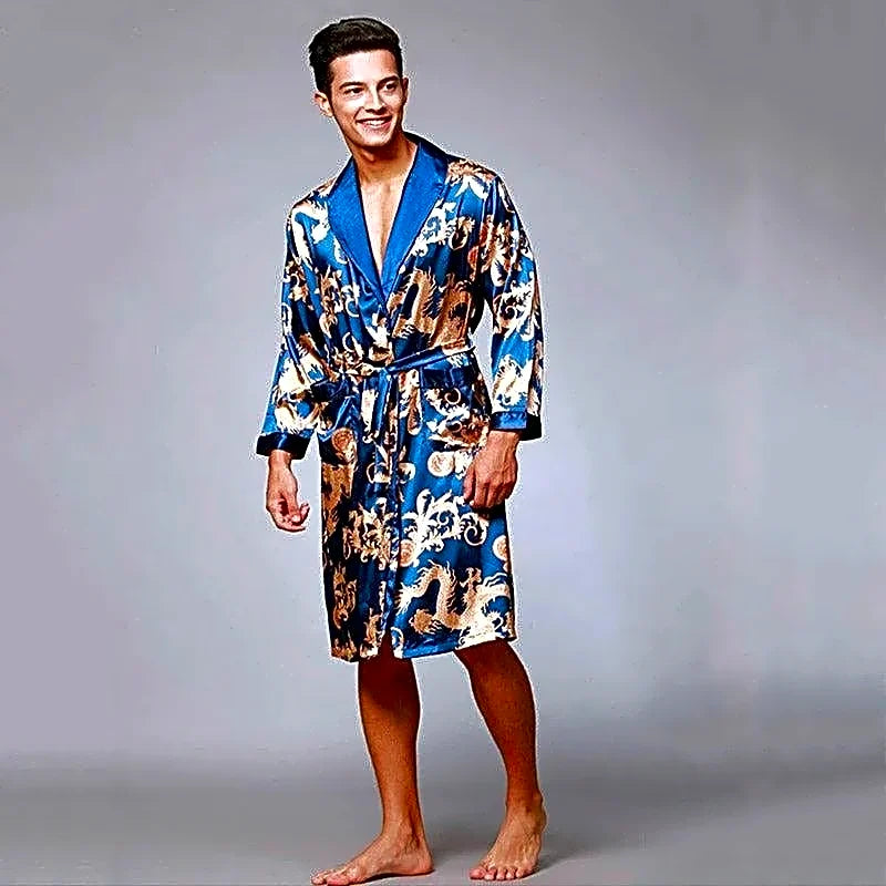 Granatowy męski szlafrok kimono satynowy ze złotymi japońskimi smokami, widok z przodu na modela.