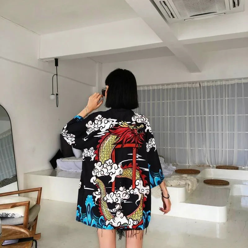 Kimono damskie czarne z motywem japońskiego smoka i bramy torii, widok z tyłu na modelce.