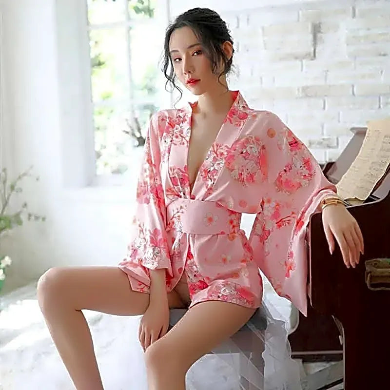 Eleganckie różowe kimono damskie z motywem japońskich kwiatów wiśni i słodkich kotków, prezentujące swobodny krój.