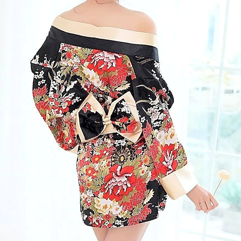 Tył czarnego kimono lingerie z kwiatowym wzorem i ozdobną kokardą, elegancka bielizna