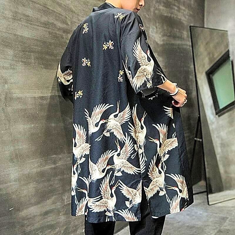Kimono męskie czarne z detalem lecących żurawi, długie, w japońskim stylu, widok z boku.