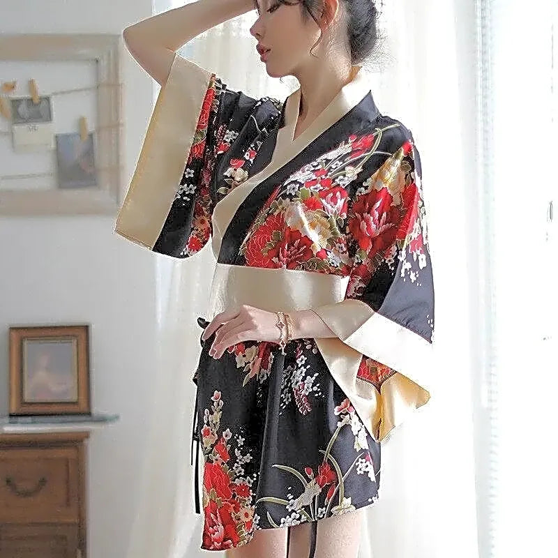 Zmysłowy komplet kimono lingerie z czarnym kwiatowym wzorem, widok z boku na modelce