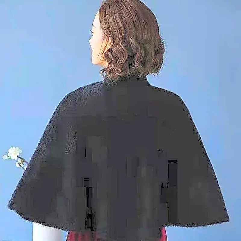 Krótka pelerynka damska w stylu kimono z imitacji wełny, widok z tyłu, ukazujący swobodny fason i elegancki materiał.