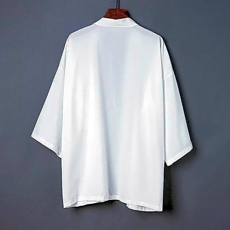 Krótkie białe kimono damskie, widok z tyłu na wieszaku, szerokie rękawy.