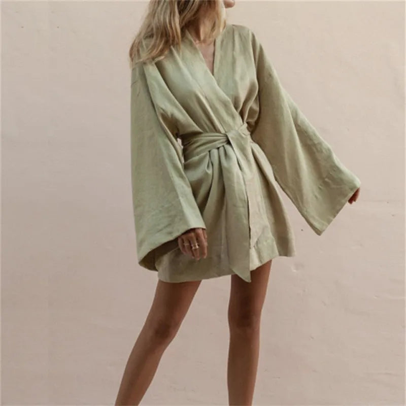 Krótkie lniane kimono damskie khaki w stylu sukienki boho z szerokimi rękawami, widok z przodu na modelce.