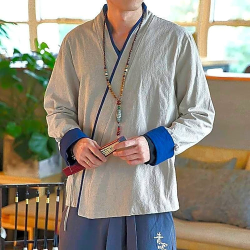 Beżowa męska kurtka kimono w japońskim stylu z granatowymi mankietami, prezentacja na modelu, widok z przodu