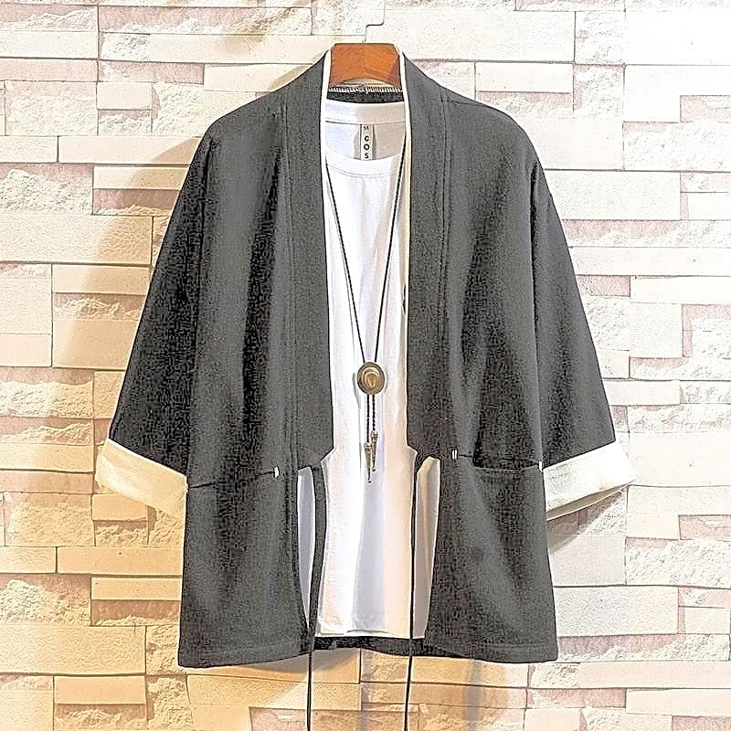 Męska kurtka kimono samuraj w kolorze czarnym z białymi mankietami i kieszeniami, widok z przodu.