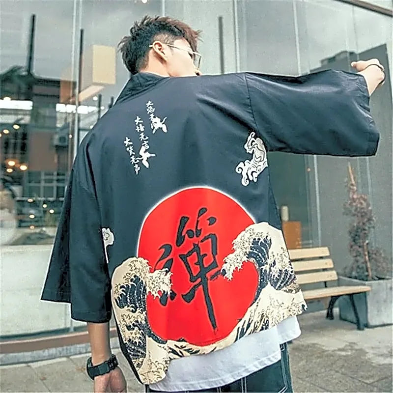 Męska czarna narzutka kimono haori z wyrazistym czerwonym słońcem, japońską kaligrafią i motywem fali na plecach.
