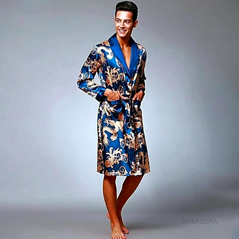 Męski satynowy szlafrok kimono w granatowym kolorze z luksusowym wzorem smoków, model pozujący z rękami w kieszeniach.