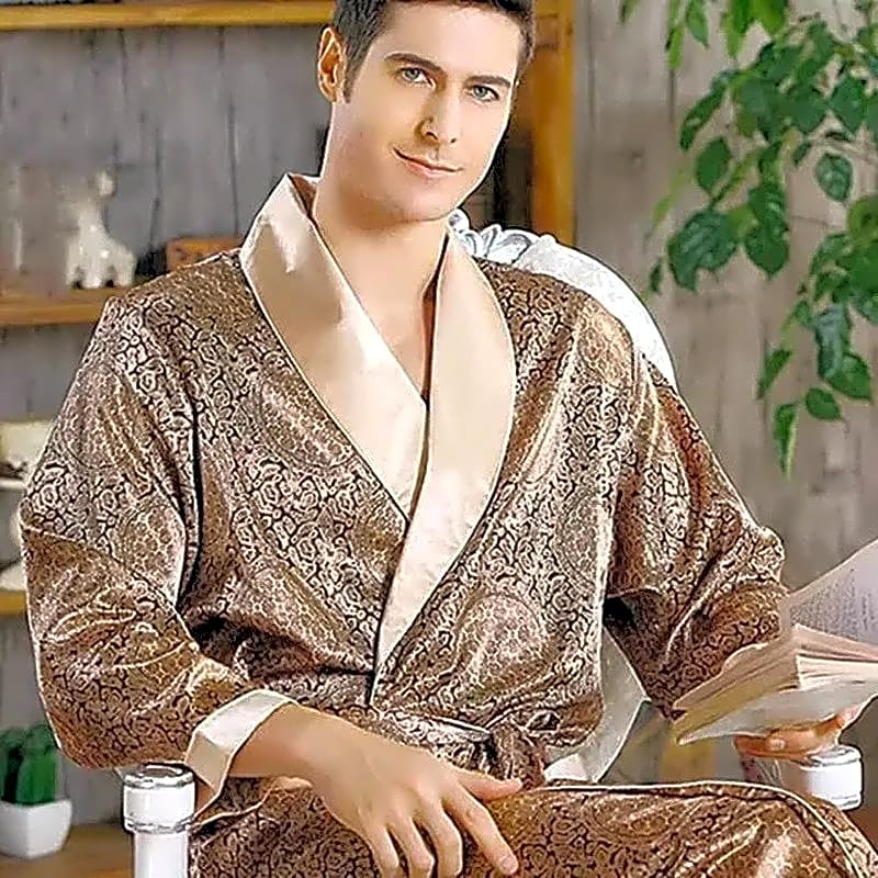 Model prezentujący stylowy męski szlafrok satynowy w brązowe paisley z beżowym kołnierzem, widok z przodu.