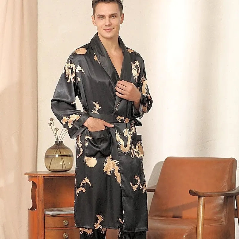 Męski zestaw piżamowy kimono z satyny, czarny ze złotymi smokami, widoczne detale i kieszenie szlafroka.