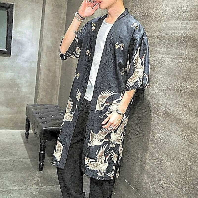 Męskie czarne kimono w japońskim stylu z wzorem lecących żurawi, widok z przodu na modela.