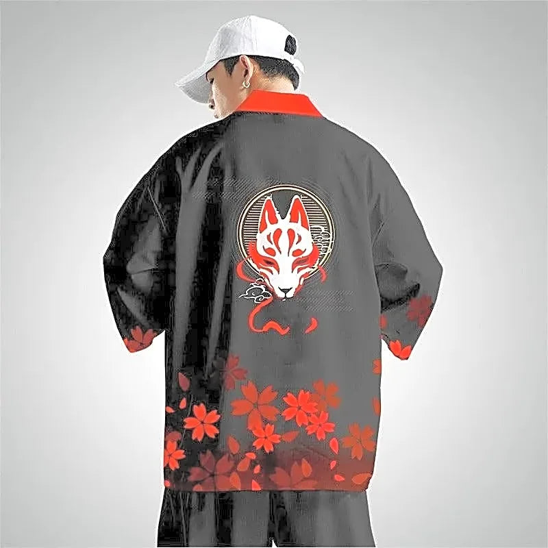Męskie czarne kimono z dużym nadrukiem japońskiej maski lisa kitsune na plecach i czerwonymi kwiatami, widok z tyłu na modelu.