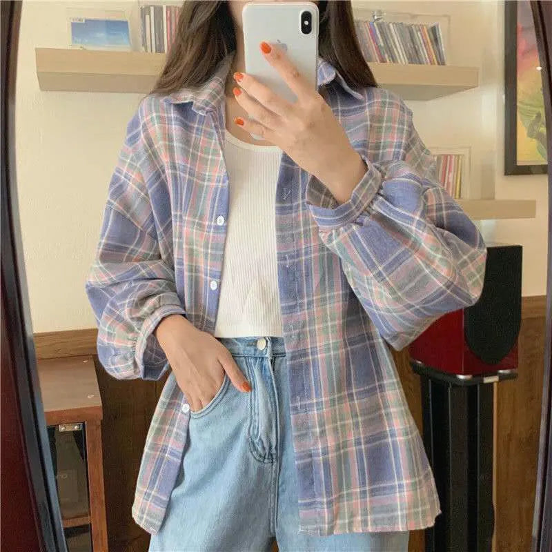Modna koszula damska w kratę, fason kimono, luźna narzutka letnia w odcieniach różu i błękitu.
