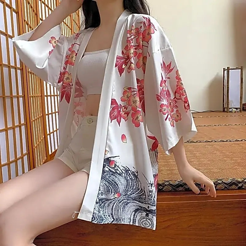 Stylowa biała kurtka kimono damska z wzorem japońskich fal i kwiatów wiśni, widok z przodu