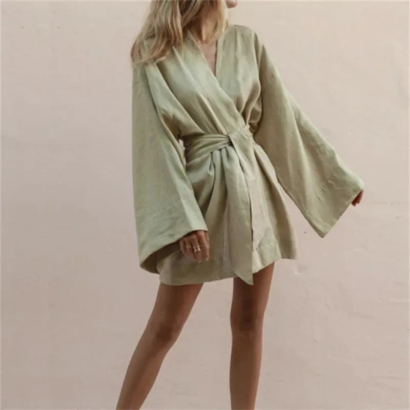 Stylowe krótkie kimono damskie z lnu w kolorze khaki, z szerokimi rękawami, idealne na lato, pełna sylwetka.