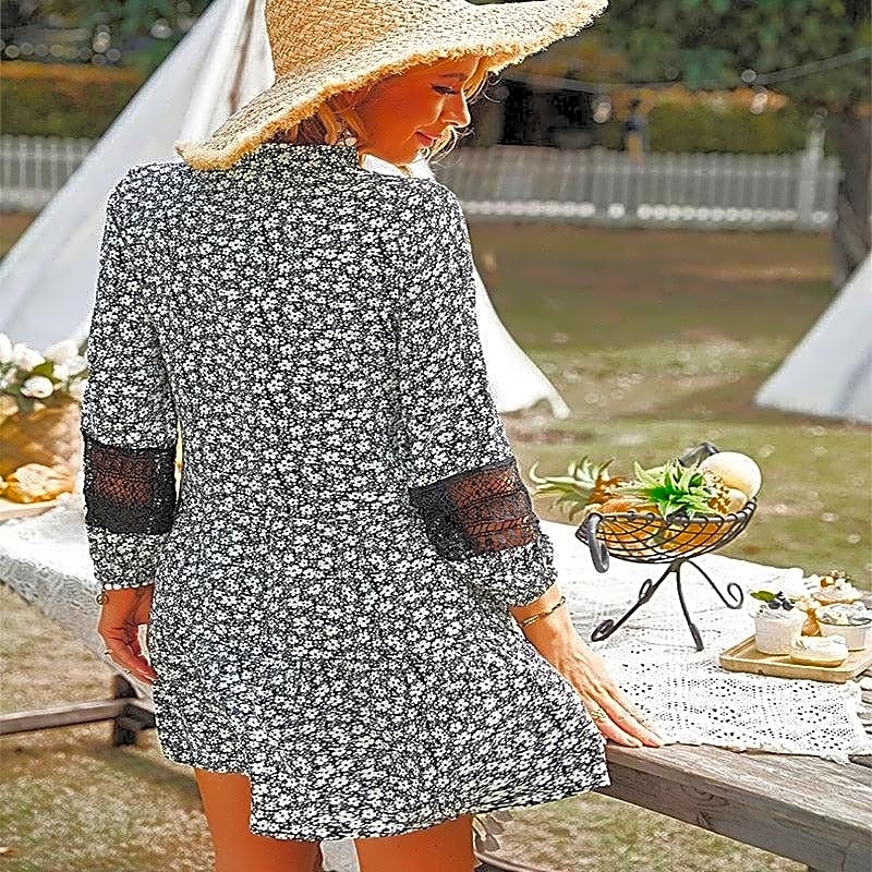 Sukienka kimono czarna w białe kwiaty z koronkowymi rękawami, widok z tyłu, z widoczną czarną koronką na rękawach.