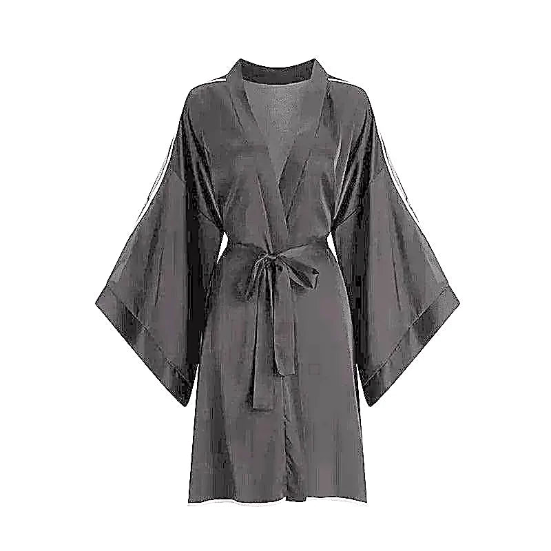 Produktowy widok czarnego satynowego szlafroka damskiego kimono z różową lamówką i szerokimi rękawami na białym tle.