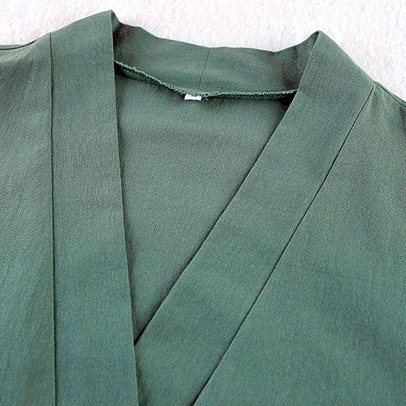 Zbliżenie na dekolt i kołnierz szlafroka kimono z lnu, w odcieniu świeżej zieleni, podkreślające jakość materiału.