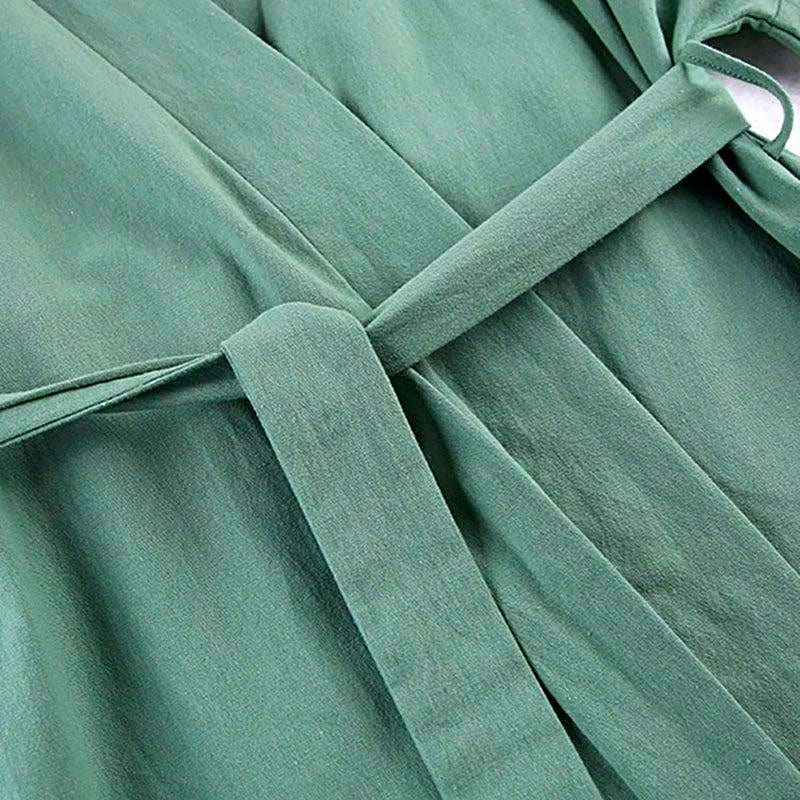 Szczegół paska i wiązania szlafroka kimono z naturalnego lnu, w subtelnym zielonym kolorze, ukazujący fakturę tkaniny.