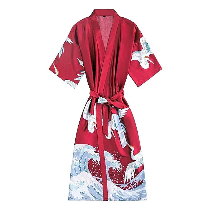 Deteliczny widok bordowego szlafroka kimono z jedwabiu, z wyraźnym wzorem białych żurawi i błękitnych fal, idealny do relaksu.