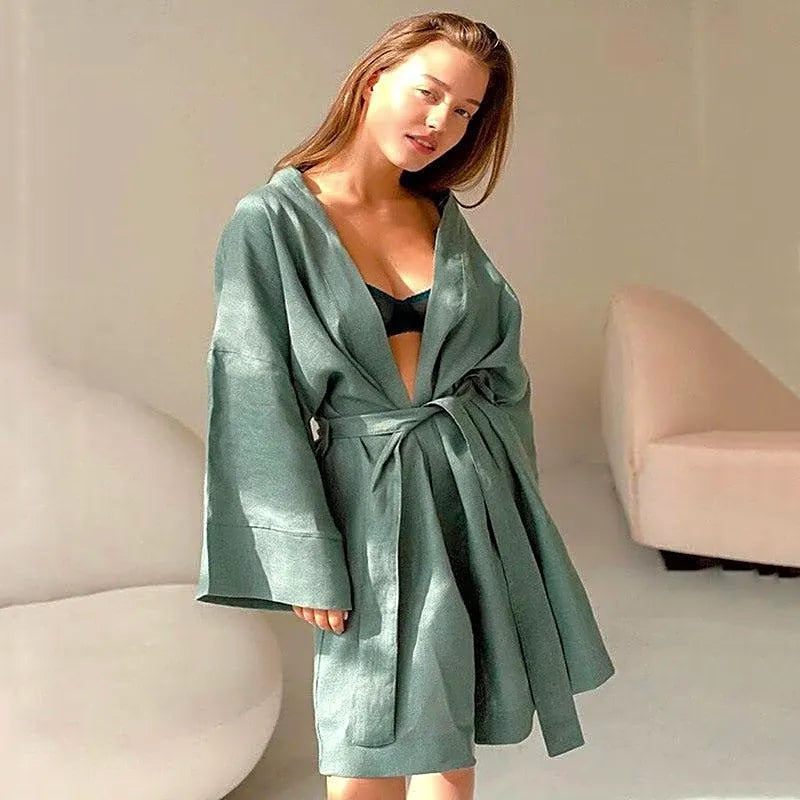 Kobieta w eleganckim szlafroku kimono z lnu w kolorze miętowej zieleni, idealnym na relaks w domu.