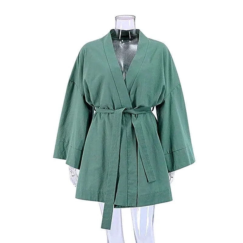 Szlafrok kimono z lnu w kolorze zielonym, prezentowany na manekinie, z wiązaniem w talii, widok z przodu.