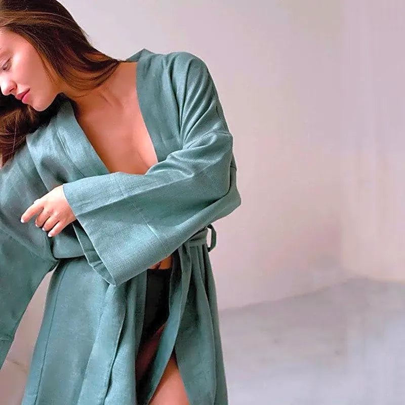 Komfortowy szlafrok kimono z szerokimi rękawami, w modnym odcieniu zieleni, idealny do domowego relaksu i wygody.