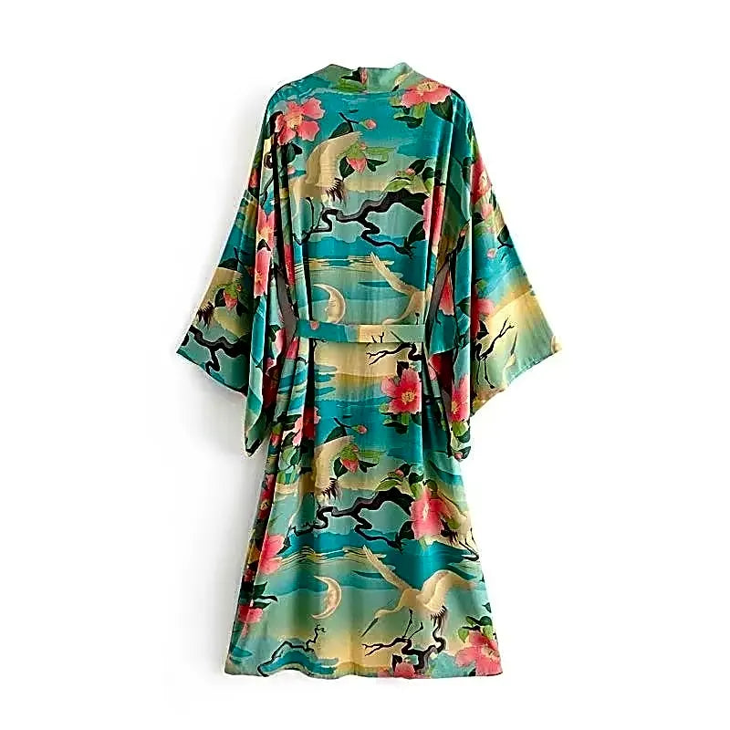 Turkusowa długa sukienka kimono z bawełny organicznej w japoński wzór z żurawiami, widok z tyłu, ułożona na płasko.