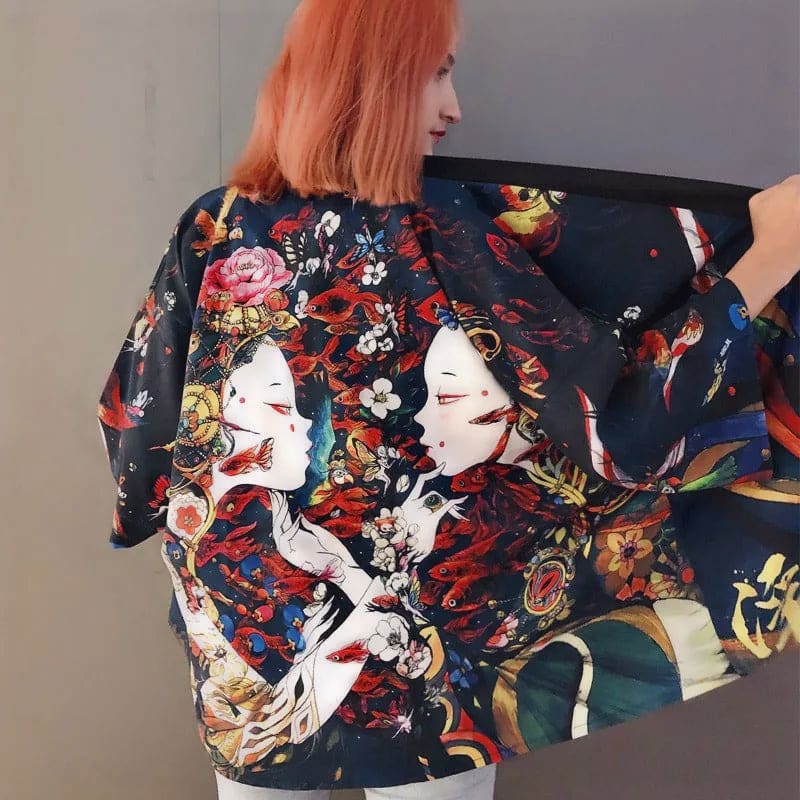 Unikalne czarne kimono damskie z bogatym nadrukiem gejsz, ryb koi i kwiatów, zbliżenie na wzór