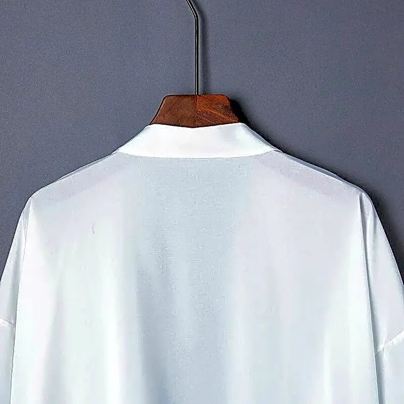 Zbliżenie na kołnierz białego kimona damskiego, minimalistyczny dekolt.