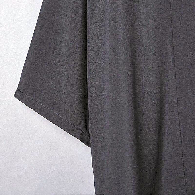 Szczegół szerokiego rękawa czarnej letniej narzutki kimono damskiej, ukazujący swobodny krój i jakość materiału.